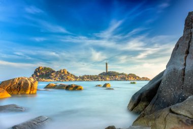 Ke Ga deniz feneri günbatımı okşadı sörf daha düzgün resifleri ile tek gibi denizin üzerinde bulutlar oluşturun eski deniz feneri adanın Vietnam üzerinde yer almaktadır