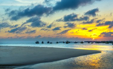 Gün batımı ve deniz güneş yavaş yavaş aşağı ufuk daire olarak teknede körfezde güzel bir altın ışık oluşturur. Burada pastoral sahne için harika.