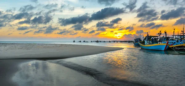 Gün batımı ve deniz güneş yavaş yavaş aşağı ufuk daire olarak teknede körfezde güzel bir altın ışık oluşturur. Burada pastoral sahne için harika.