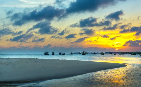 Gün batımı ve deniz güneş yavaş yavaş aşağı ufuk daire olarak teknede körfezde güzel bir altın ışık oluşturur. Burada pastoral sahne için harika.