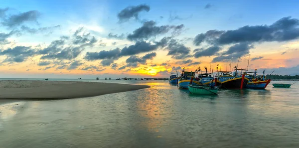 Gün batımı ve deniz güneş yavaş yavaş aşağı ufuk daire olarak teknede körfezde güzel bir altın ışık oluşturur. Burada pastoral sahne için harika.