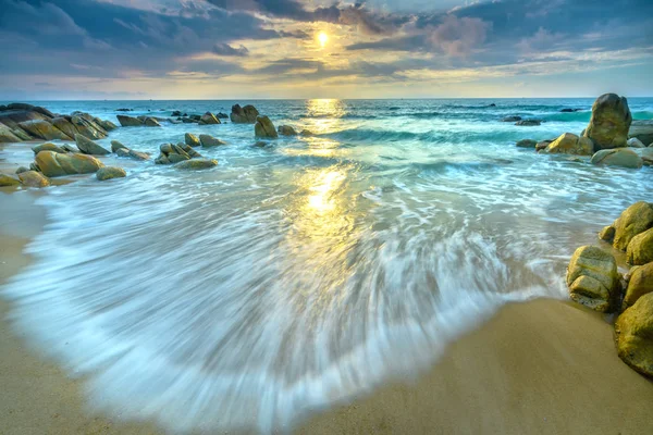 Dawn Krásných Plážích Bílým Pískem Pruhy Vlny Jako Hedvábí Vytvořit — Stock fotografie
