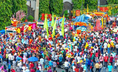 Binh Duong, Vietnam - 2 Mart 2018: Çince Lantern Festivali renkli ejderha, aslan, arabalar, çekici sokaklar kalabalık içinde yürüdü. Binh Duong, Vietnam için geleneksel etnik Çin Festivali