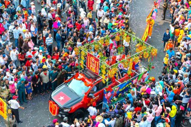 Binh Duong, Vietnam - 2 Mart 2018: Çince Lantern Festivali renkli ejderha, aslan, arabalar, çekici sokaklar kalabalık içinde yürüdü. Binh Duong, Vietnam için geleneksel etnik Çin Festivali