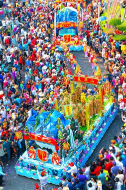 Binh Duong, Vietnam - 2 Mart 2018: Çince Lantern Festivali renkli ejderha, aslan, arabalar, çekici sokaklar kalabalık içinde yürüdü. Binh Duong, Vietnam için geleneksel etnik Çin Festivali