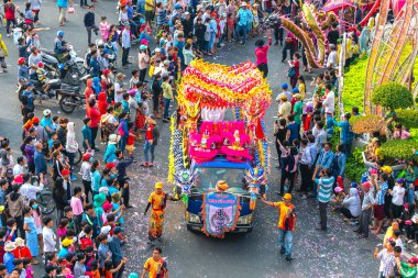 Binh Duong, Vietnam - 2 Mart 2018: Çince Lantern Festivali renkli ejderha, aslan, arabalar, çekici sokaklar kalabalık içinde yürüdü. Binh Duong, Vietnam için geleneksel etnik Çin Festivali