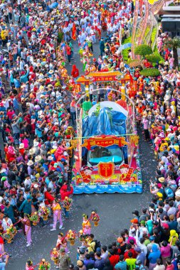 Binh Duong, Vietnam - 2 Mart 2018: Çince Lantern Festivali renkli ejderha, aslan, arabalar, çekici sokaklar kalabalık içinde yürüdü. Binh Duong, Vietnam için geleneksel etnik Çin Festivali
