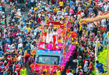 Binh Duong, Vietnam - 2 Mart 2018: Çince Lantern Festivali renkli ejderha, aslan, arabalar, çekici sokaklar kalabalık içinde yürüdü. Binh Duong, Vietnam için geleneksel etnik Çin Festivali