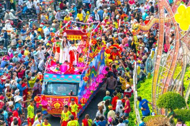 Binh Duong, Vietnam - 2 Mart 2018: Çince Lantern Festivali renkli ejderha, aslan, arabalar, çekici sokaklar kalabalık içinde yürüdü. Binh Duong, Vietnam için geleneksel etnik Çin Festivali