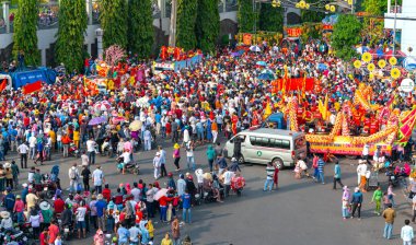Binh Duong, Vietnam - 2 Mart 2018: Çince Lantern Festivali renkli ejderha, aslan, arabalar, çekici sokaklar kalabalık içinde yürüdü. Binh Duong, Vietnam için geleneksel etnik Çin Festivali