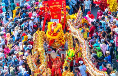 Binh Duong, Vietnam - 2 Mart 2018: Lantern Festivali renkli ejderha ile gösteri sokakları çekici çevresindeki kalabalıkta yürüdü. Binh Duong, Vietnam için etnik Çince Geleneksel bu festivaller