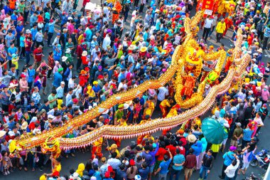 Binh Duong, Vietnam - 2 Mart 2018: Lantern Festivali renkli ejderha ile gösteri sokakları çekici çevresindeki kalabalıkta yürüdü. Binh Duong, Vietnam için etnik Çince Geleneksel bu festivaller