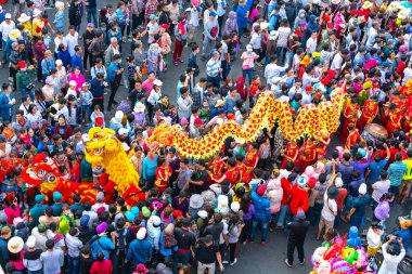 Binh Duong, Vietnam - 2 Mart 2018: Lantern Festivali renkli ejderha ile gösteri sokakları çekici çevresindeki kalabalıkta yürüdü. Binh Duong, Vietnam için etnik Çince Geleneksel bu festivaller
