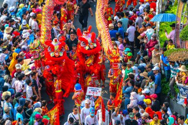 Binh Duong, Vietnam - 2 Mart 2018: Lantern Festivali renkli ejderha ile gösteri sokakları çekici çevresindeki kalabalıkta yürüdü. Binh Duong, Vietnam için etnik Çince Geleneksel bu festivaller