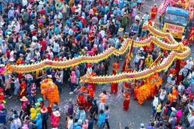 Binh Duong, Vietnam - 2 Mart 2018: Lantern Festivali renkli ejderha ile gösteri sokakları çekici çevresindeki kalabalıkta yürüdü. Binh Duong, Vietnam için etnik Çince Geleneksel bu festivaller