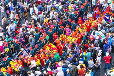 Binh Duong, Vietnam - 2 Mart 2018: Festivali Çin genç kadın çiçek taşıyan sokakta geçit fener ziyaretçi çeken, bu geleneksel Çin yıllık Festivali Binh Duong, Vietnam.