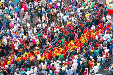 Binh Duong, Vietnam - 2 Mart 2018: Festivali Çin genç kadın çiçek taşıyan sokakta geçit fener ziyaretçi çeken, bu geleneksel Çin yıllık Festivali Binh Duong, Vietnam.