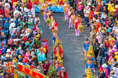 Binh Duong, Vietnam - 2 Mart 2018: Festivali Çin genç kadın çiçek taşıyan sokakta geçit fener ziyaretçi çeken, bu geleneksel Çin yıllık Festivali Binh Duong, Vietnam.