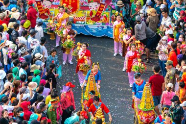 Binh Duong, Vietnam - 2 Mart 2018: Festivali Çin genç kadın çiçek taşıyan sokakta geçit fener ziyaretçi çeken, bu geleneksel Çin yıllık Festivali Binh Duong, Vietnam.