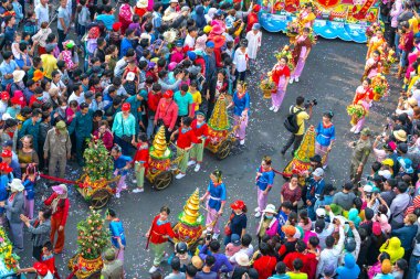 Binh Duong, Vietnam - 2 Mart 2018: Festivali Çin genç kadın çiçek taşıyan sokakta geçit fener ziyaretçi çeken, bu geleneksel Çin yıllık Festivali Binh Duong, Vietnam.
