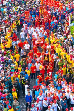 Binh Duong, Vietnam - 2 Mart 2018: Festival fener genç adam heykel Tanrıçalar taşıyan ve tütsü geçidi Caddesi üzerinde ziyaretçi çeken, bu Binh Duong, Vietnam için geleneksel Çin Festivali.