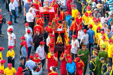 Binh Duong, Vietnam - 2 Mart 2018: Festival fener genç adam heykel Tanrıçalar taşıyan ve tütsü geçidi Caddesi üzerinde ziyaretçi çeken, bu Binh Duong, Vietnam için geleneksel Çin Festivali.