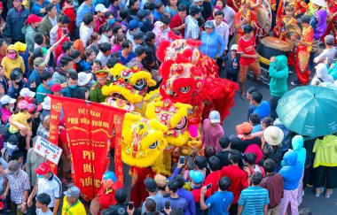 Binh Duong, Vietnam - 2 Mart 2018: Keşiş ejderha dövüş sanatları ejderha sarma denetim uygulayıcıları Binh Duong, Vietnam Çince Fener Festivali ile sokakta Dansları Festivali