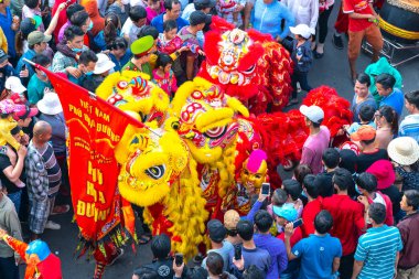 Binh Duong, Vietnam - 2 Mart 2018: Keşiş ejderha dövüş sanatları ejderha sarma denetim uygulayıcıları Binh Duong, Vietnam Çince Fener Festivali ile sokakta Dansları Festivali