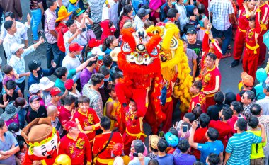 Binh Duong, Vietnam - 2 Mart 2018: Keşiş ejderha dövüş sanatları ejderha sarma denetim uygulayıcıları Binh Duong, Vietnam Çince Fener Festivali ile sokakta Dansları Festivali