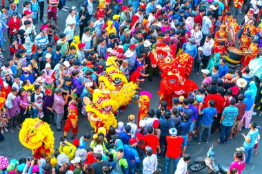 Binh Duong, Vietnam - 2 Mart 2018: Keşiş ejderha dövüş sanatları ejderha sarma denetim uygulayıcıları Binh Duong, Vietnam Çince Fener Festivali ile sokakta Dansları Festivali