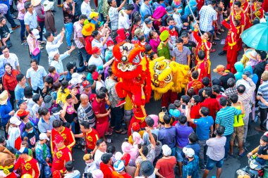 Binh Duong, Vietnam - 2 Mart 2018: Keşiş ejderha dövüş sanatları ejderha sarma denetim uygulayıcıları Binh Duong, Vietnam Çince Fener Festivali ile sokakta Dansları Festivali