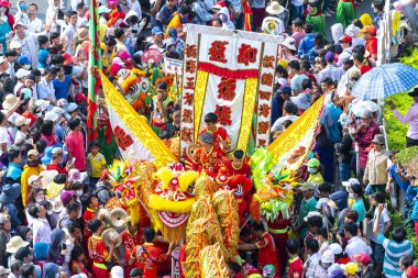 Binh Duong, Vietnam - 2 Mart 2018: Keşiş ejderha dövüş sanatları ejderha sarma denetim uygulayıcıları Binh Duong, Vietnam Çince Fener Festivali ile sokakta Dansları Festivali
