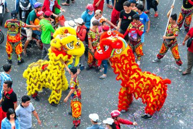 Binh Duong, Vietnam - 2 Mart 2018: Keşiş ejderha dövüş sanatları ejderha sarma denetim uygulayıcıları Binh Duong, Vietnam Çince Fener Festivali ile sokakta Dansları Festivali