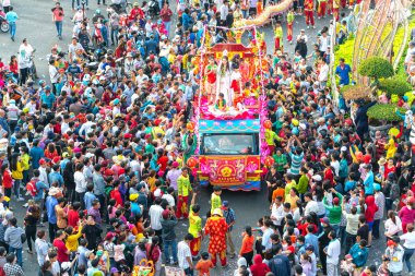 Binh Duong, Vietnam - 2 Mart 2018: Festivali Çin Fener Caddesi üzerinde bir ermiş placentation geçit olarak genç kadınlar çekiyor ziyaret edenler, bu Binh Duong, Vietnam geleneksel Çin Festivali