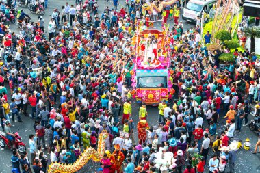 Binh Duong, Vietnam - 2 Mart 2018: Festivali Çin Fener Caddesi üzerinde bir ermiş placentation geçit olarak genç kadınlar çekiyor ziyaret edenler, bu Binh Duong, Vietnam geleneksel Çin Festivali