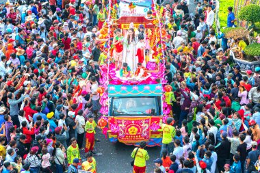 Binh Duong, Vietnam - 2 Mart 2018: Festivali Çin Fener Caddesi üzerinde bir ermiş placentation geçit olarak genç kadınlar çekiyor ziyaret edenler, bu Binh Duong, Vietnam geleneksel Çin Festivali