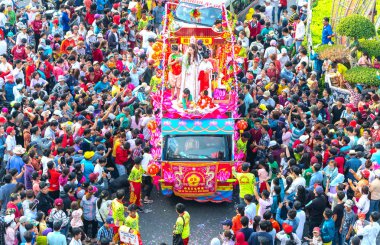 Binh Duong, Vietnam - 2 Mart 2018: Festivali Çin Fener Caddesi üzerinde bir ermiş placentation geçit olarak genç kadınlar çekiyor ziyaret edenler, bu Binh Duong, Vietnam geleneksel Çin Festivali