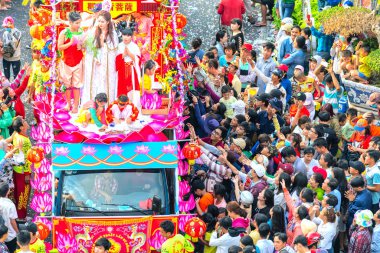 Binh Duong, Vietnam - 2 Mart 2018: Festivali Çin Fener Caddesi üzerinde bir ermiş placentation geçit olarak genç kadınlar çekiyor ziyaret edenler, bu Binh Duong, Vietnam geleneksel Çin Festivali
