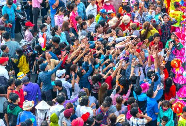 Binh Duong, Vietnam - 2 Mart 2018: Lantern Festivali kalabalık uzanmış kolları olan bereket tanrıçası alayı yükünü sokak resmi geçit çeken Binh Duong, Vietnam ziyaretçiler memnun