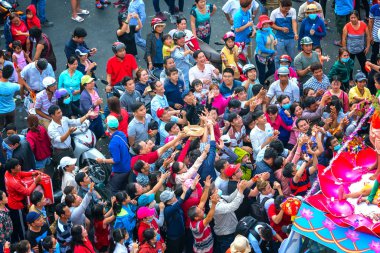 Binh Duong, Vietnam - 2 Mart 2018: Lantern Festivali kalabalık uzanmış kolları olan bereket tanrıçası alayı yükünü sokak resmi geçit çeken Binh Duong, Vietnam ziyaretçiler memnun