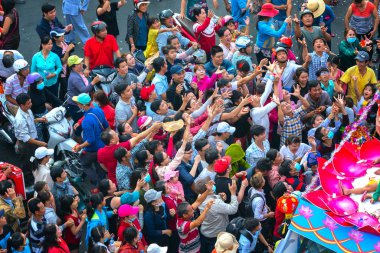 Binh Duong, Vietnam - 2 Mart 2018: Lantern Festivali kalabalık uzanmış kolları olan bereket tanrıçası alayı yükünü sokak resmi geçit çeken Binh Duong, Vietnam ziyaretçiler memnun