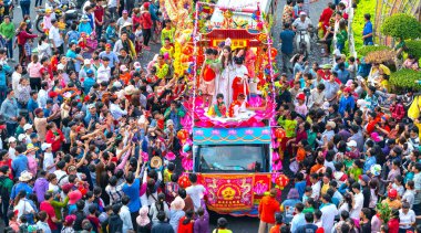 Binh Duong, Vietnam - 2 Mart 2018: Festivali Çin Fener Caddesi üzerinde bir ermiş placentation geçit olarak genç kadınlar çekiyor ziyaret edenler, bu Binh Duong, Vietnam geleneksel Çin Festivali