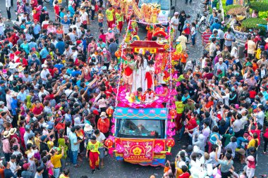 Binh Duong, Vietnam - 2 Mart 2018: Festivali Çin Fener Caddesi üzerinde bir ermiş placentation geçit olarak genç kadınlar çekiyor ziyaret edenler, bu Binh Duong, Vietnam geleneksel Çin Festivali