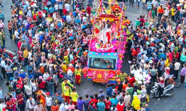 Binh Duong, Vietnam - 2 Mart 2018: Festivali Çin Fener Caddesi üzerinde bir ermiş placentation geçit olarak genç kadınlar çekiyor ziyaret edenler, bu Binh Duong, Vietnam geleneksel Çin Festivali