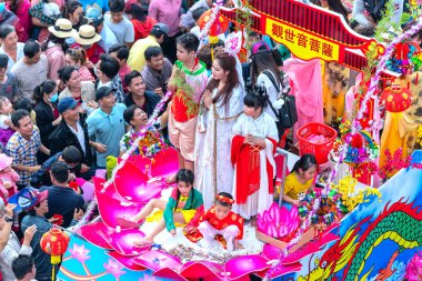Binh Duong, Vietnam - 2 Mart 2018: Festivali Çin fener genç kadın bir ermiş placentation korusun gibi insanlar geçit sokakta çeken Binh Duong, Vietnam ziyaret
