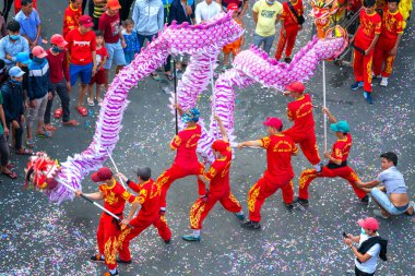 Binh Duong, Vietnam - 2 Mart 2018: Dragon dans festivali sokakta dövüş sanatları ejderha kontrol Çince Lantern Festivali uygulayıcıları Binh Duong, Vietnam sarma ile