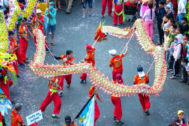 Binh Duong, Vietnam - 2 Mart 2018: Dragon dans festivali sokakta dövüş sanatları ejderha kontrol Çince Lantern Festivali uygulayıcıları Binh Duong, Vietnam sarma ile