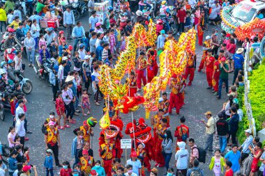 Binh Duong, Vietnam - 2 Mart 2018: Dragon dans festivali sokakta dövüş sanatları ejderha kontrol Çince Lantern Festivali uygulayıcıları Binh Duong, Vietnam sarma ile
