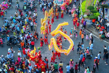 Binh Duong, Vietnam - 2 Mart 2018: Dragon dans festivali sokakta dövüş sanatları ejderha kontrol Çince Lantern Festivali uygulayıcıları Binh Duong, Vietnam sarma ile