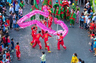 Binh Duong, Vietnam - 2 Mart 2018: Dragon dans festivali sokakta dövüş sanatları ejderha kontrol Çince Lantern Festivali uygulayıcıları Binh Duong, Vietnam sarma ile